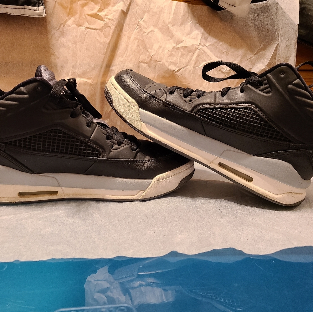 Black youth Jordans - Picture 2 of 7
